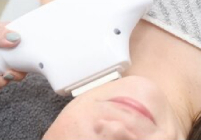 最新マシンで施術中