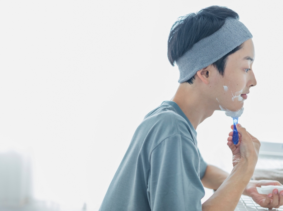 髭剃りする男性
