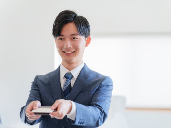 名刺を渡す男性